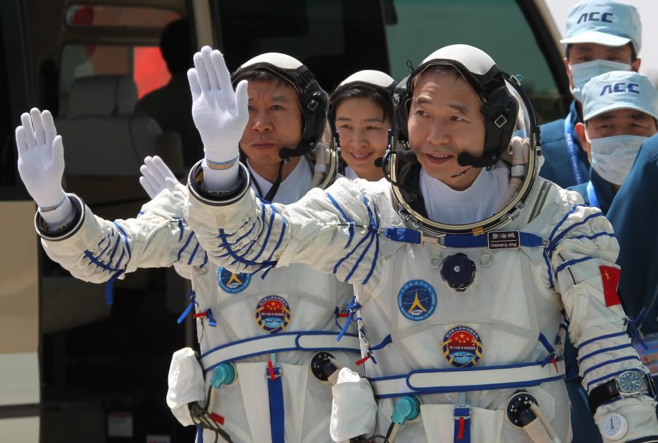 中国 神舟9号発射成功  有人宇宙船ドッキング実験に挑む