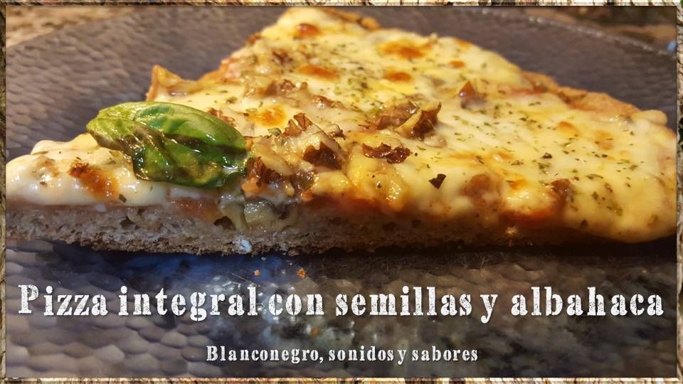 Pizza integral con semillas, albahaca y nuez