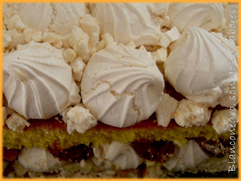 Torta de duraznos, crema, merengues y dulce de leche Torta de duraznos, crema, merengues y dulce de leche